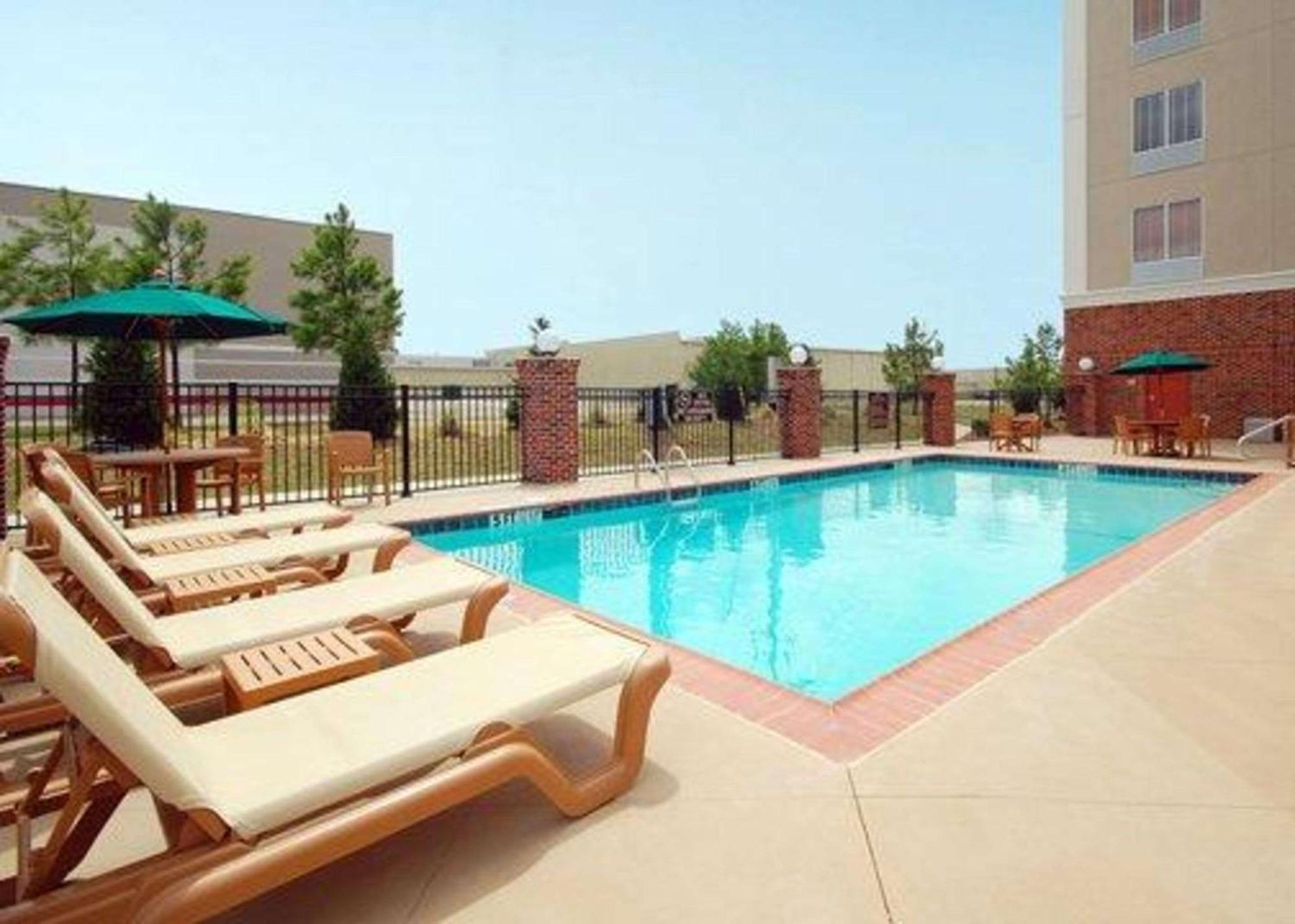 Comfort Suites Airport Luckney Exterior foto